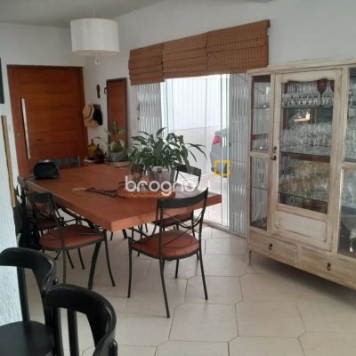Casa de Condomínio com 267m², 5 quartos (sendo 4 suítes), no bairro Cachoeira do Bom Jesus em Florianópolis