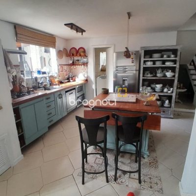 Casa de Condomínio com 267m², 5 quartos (sendo 4 suítes), no bairro Cachoeira do Bom Jesus em Florianópolis