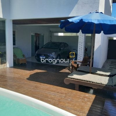 Casa de Condomínio com 267m², 5 quartos (sendo 4 suítes), no bairro Cachoeira do Bom Jesus em Florianópolis