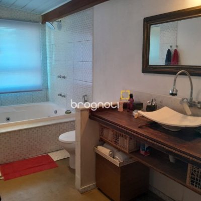 Casa de Condomínio com 267m², 5 quartos (sendo 4 suítes), no bairro Cachoeira do Bom Jesus em Florianópolis