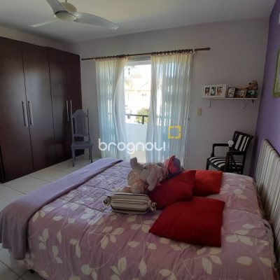 Casa de Condomínio com 267m², 5 quartos (sendo 4 suítes), no bairro Cachoeira do Bom Jesus em Florianópolis