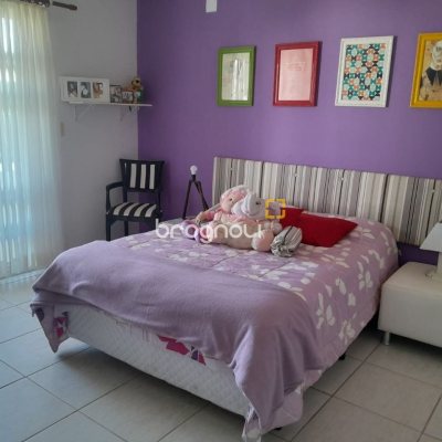 Casa de Condomínio com 267m², 5 quartos (sendo 4 suítes), no bairro Cachoeira do Bom Jesus em Florianópolis