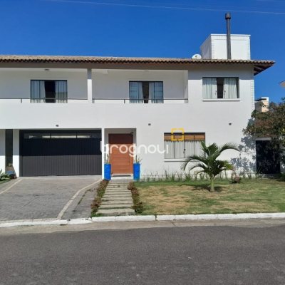 Casa de Condomínio com 267m², 5 quartos (sendo 4 suítes), no bairro Cachoeira do Bom Jesus em Florianópolis
