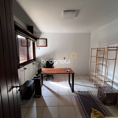 Casa com 327m², 6 quartos (sendo 1 suíte), 3 garagens, no bairro Trindade em Florianópolis