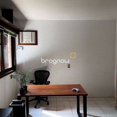 Casa com 327m², 6 quartos (sendo 1 suíte), 3 garagens, no bairro Trindade em Florianópolis