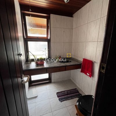 Casa com 327m², 6 quartos (sendo 1 suíte), 3 garagens, no bairro Trindade em Florianópolis