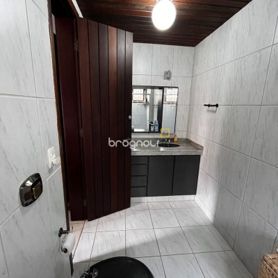Casa com 327m², 6 quartos (sendo 1 suíte), 3 garagens, no bairro Trindade em Florianópolis