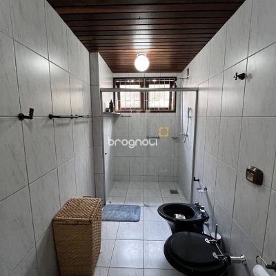 Casa com 327m², 6 quartos (sendo 1 suíte), 3 garagens, no bairro Trindade em Florianópolis