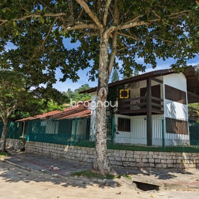 Casa com 327m², 6 quartos (sendo 1 suíte), 3 garagens, no bairro Trindade em Florianópolis