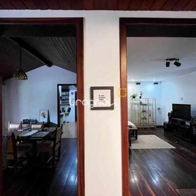 Casa com 327m², 6 quartos (sendo 1 suíte), 3 garagens, no bairro Trindade em Florianópolis