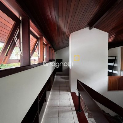 Casa com 327m², 6 quartos (sendo 1 suíte), 3 garagens, no bairro Trindade em Florianópolis