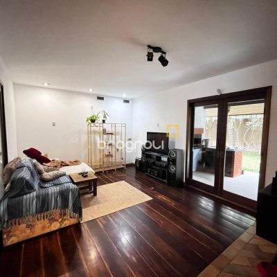 Casa com 327m², 6 quartos (sendo 1 suíte), 3 garagens, no bairro Trindade em Florianópolis