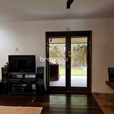 Casa com 327m², 6 quartos (sendo 1 suíte), 3 garagens, no bairro Trindade em Florianópolis