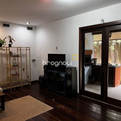 Casa com 327m², 6 quartos (sendo 1 suíte), 3 garagens, no bairro Trindade em Florianópolis
