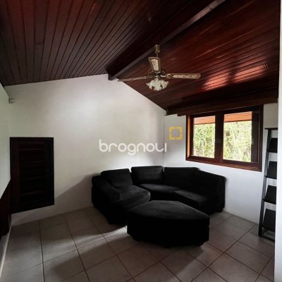 Casa com 327m², 6 quartos (sendo 1 suíte), 3 garagens, no bairro Trindade em Florianópolis