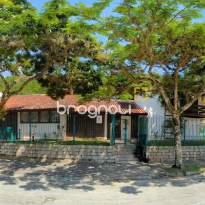 Casa com 327m², 6 quartos (sendo 1 suíte), 3 garagens, no bairro Trindade em Florianópolis