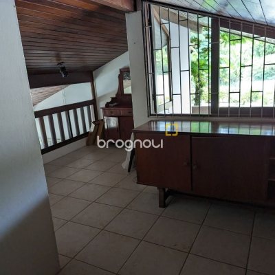 Casa com 327m², 6 quartos (sendo 1 suíte), 3 garagens, no bairro Trindade em Florianópolis