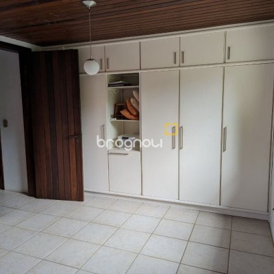 Casa com 327m², 6 quartos (sendo 1 suíte), 3 garagens, no bairro Trindade em Florianópolis