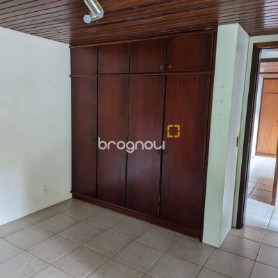 Casa com 327m², 6 quartos (sendo 1 suíte), 3 garagens, no bairro Trindade em Florianópolis
