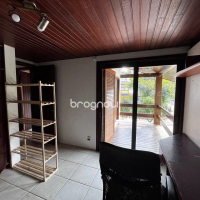 Casa com 327m², 6 quartos (sendo 1 suíte), 3 garagens, no bairro Trindade em Florianópolis