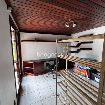 Casa com 327m², 6 quartos (sendo 1 suíte), 3 garagens, no bairro Trindade em Florianópolis