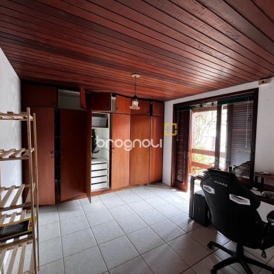 Casa com 327m², 6 quartos (sendo 1 suíte), 3 garagens, no bairro Trindade em Florianópolis