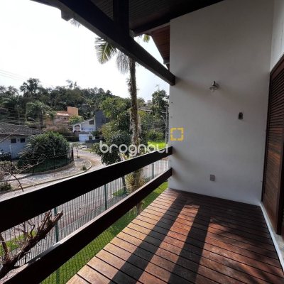 Casa com 327m², 6 quartos (sendo 1 suíte), 3 garagens, no bairro Trindade em Florianópolis