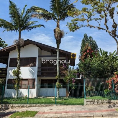 Casa com 327m², 6 quartos (sendo 1 suíte), 3 garagens, no bairro Trindade em Florianópolis