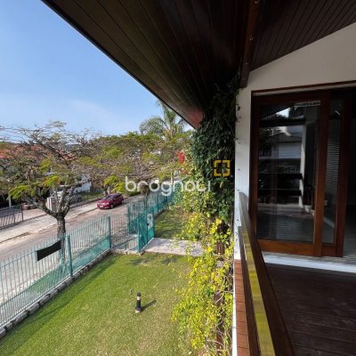 Casa com 327m², 6 quartos (sendo 1 suíte), 3 garagens, no bairro Trindade em Florianópolis