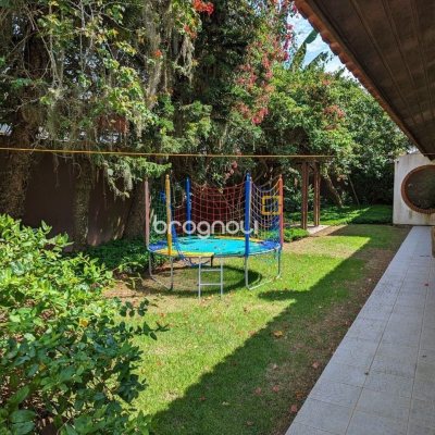 Casa com 327m², 6 quartos (sendo 1 suíte), 3 garagens, no bairro Trindade em Florianópolis