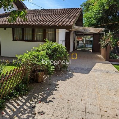 Casa com 327m², 6 quartos (sendo 1 suíte), 3 garagens, no bairro Trindade em Florianópolis