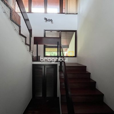 Casa com 327m², 6 quartos (sendo 1 suíte), 3 garagens, no bairro Trindade em Florianópolis