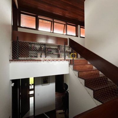 Casa com 327m², 6 quartos (sendo 1 suíte), 3 garagens, no bairro Trindade em Florianópolis