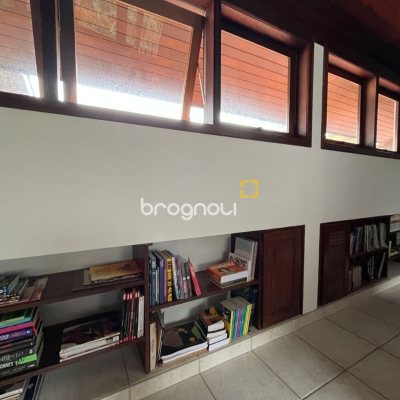 Casa com 327m², 6 quartos (sendo 1 suíte), 3 garagens, no bairro Trindade em Florianópolis
