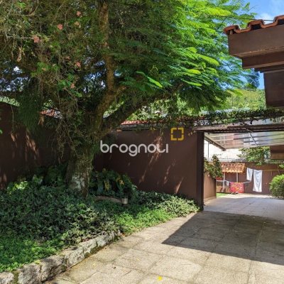 Casa com 327m², 6 quartos (sendo 1 suíte), 3 garagens, no bairro Trindade em Florianópolis