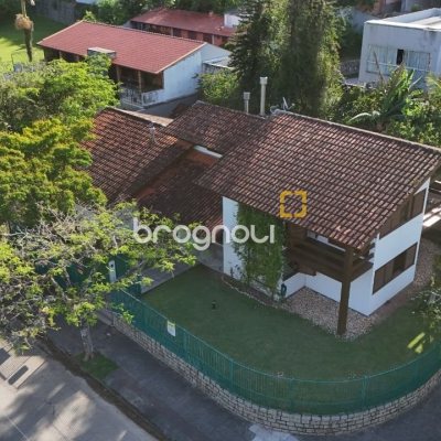 Casa com 327m², 6 quartos (sendo 1 suíte), 3 garagens, no bairro Trindade em Florianópolis