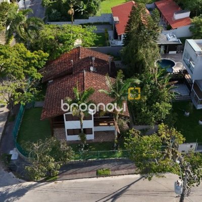 Casa com 327m², 6 quartos (sendo 1 suíte), 3 garagens, no bairro Trindade em Florianópolis
