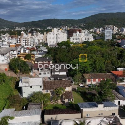 Casa com 327m², 6 quartos (sendo 1 suíte), 3 garagens, no bairro Trindade em Florianópolis