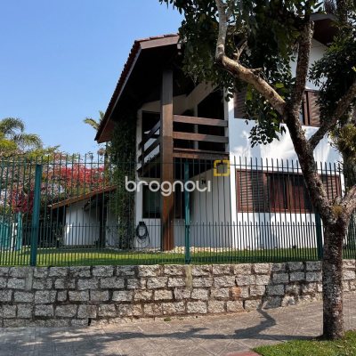 Casa com 327m², 6 quartos (sendo 1 suíte), 3 garagens, no bairro Trindade em Florianópolis