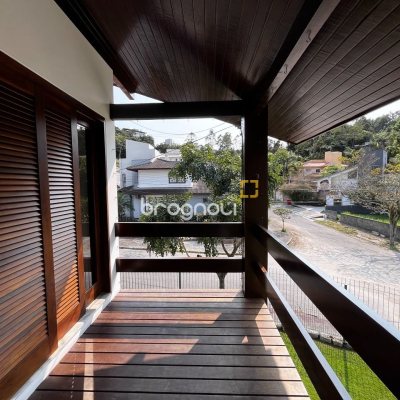 Casa com 327m², 6 quartos (sendo 1 suíte), 3 garagens, no bairro Trindade em Florianópolis