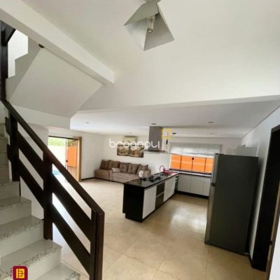 Casa com 290m², 3 quartos (sendo 3 suítes), 5 garagens, no bairro Ratones em Florianópolis