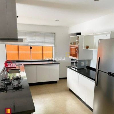 Casa com 290m², 3 quartos (sendo 3 suítes), 5 garagens, no bairro Ratones em Florianópolis
