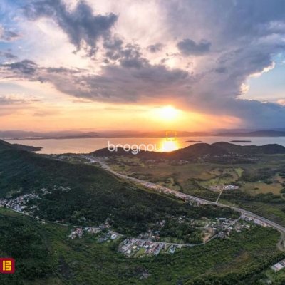 Casa com 290m², 3 quartos (sendo 3 suítes), 5 garagens, no bairro Ratones em Florianópolis