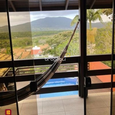 Casa com 290m², 3 quartos (sendo 3 suítes), 5 garagens, no bairro Ratones em Florianópolis