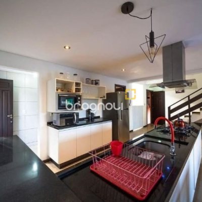 Casa com 290m², 3 quartos (sendo 3 suítes), 5 garagens, no bairro Ratones em Florianópolis