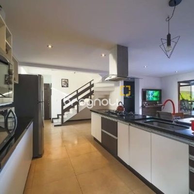 Casa com 290m², 3 quartos (sendo 3 suítes), 5 garagens, no bairro Ratones em Florianópolis