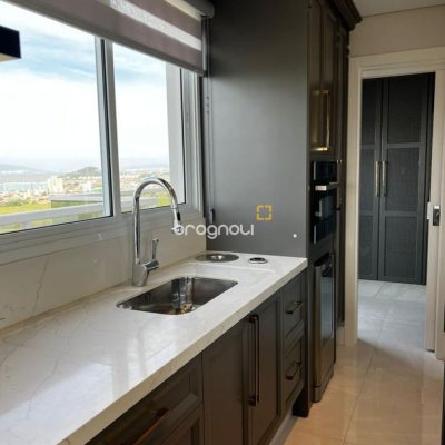 Cobertura com 240m², 3 quartos (sendo 3 suítes), 3 garagens, no bairro Centro em Biguaçu