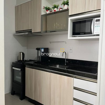 Apartamento com 65m², 2 quartos (sendo 1 suíte), 1 garagem, no bairro Ipiranga em São José