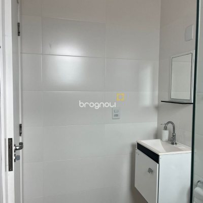 Apartamento com 65m², 2 quartos (sendo 1 suíte), 1 garagem, no bairro Ipiranga em São José