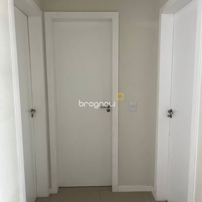 Apartamento com 65m², 2 quartos (sendo 1 suíte), 1 garagem, no bairro Ipiranga em São José